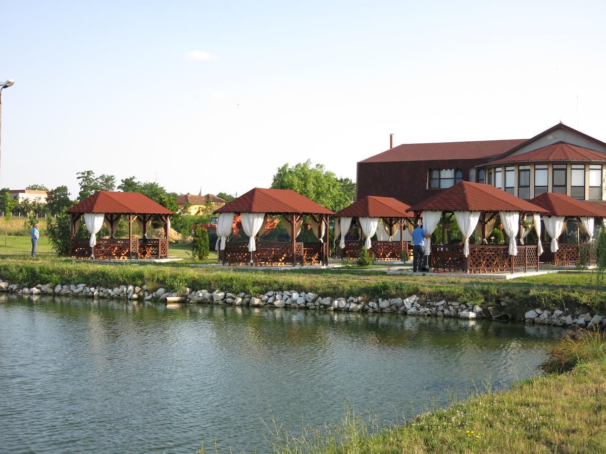 Conacul De Pe Lac Sagu Exterior photo